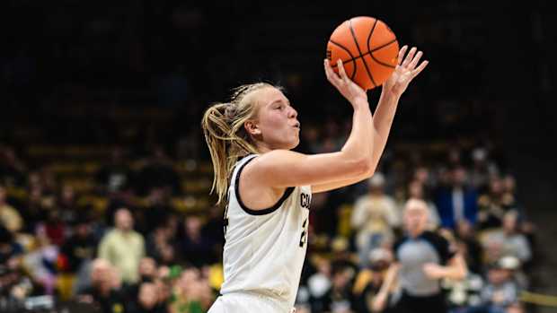 Maddie Nolan shooting the ball vs. Oregon